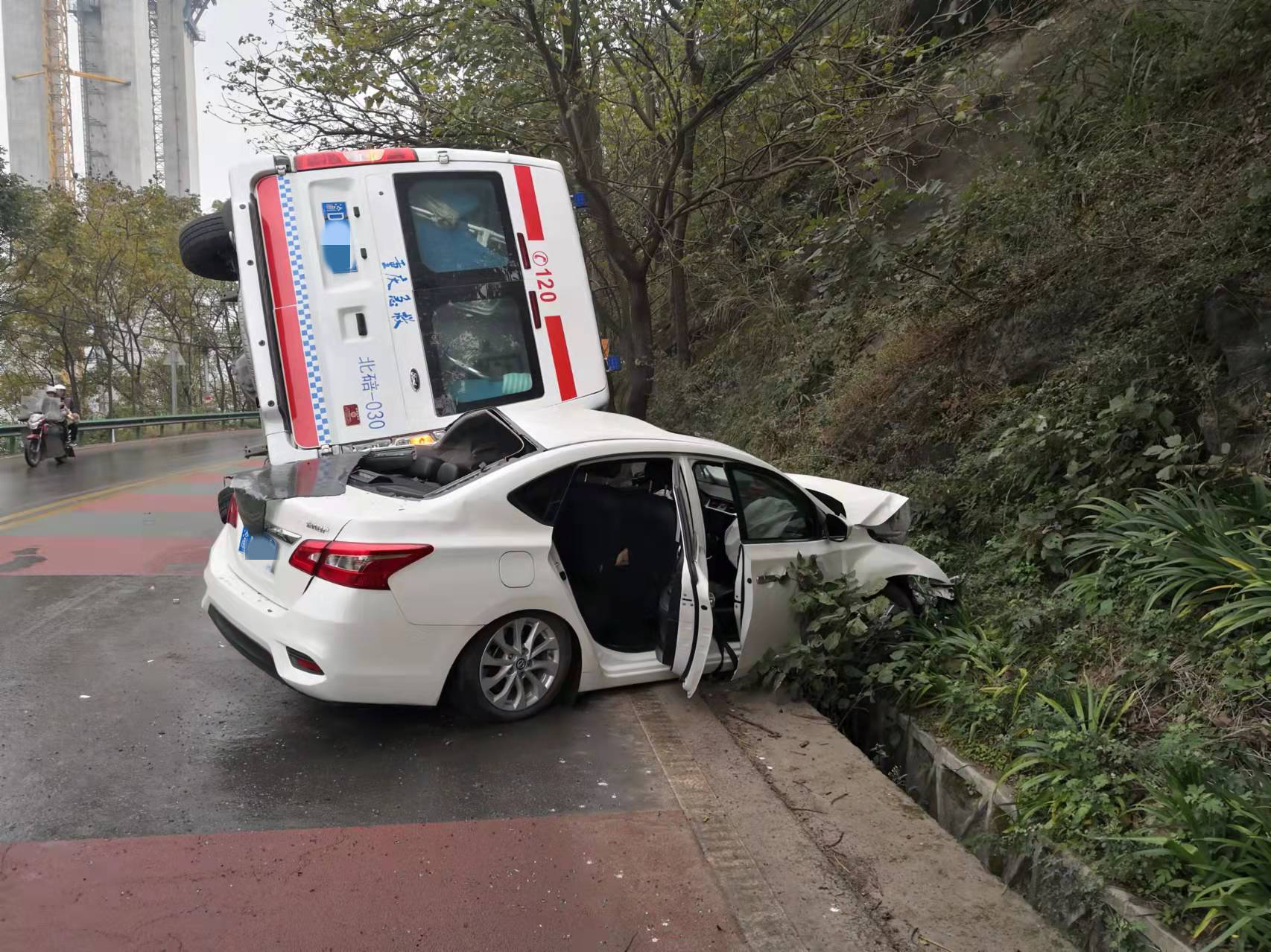 救护车雨天侧翻小车无辜被压很受伤