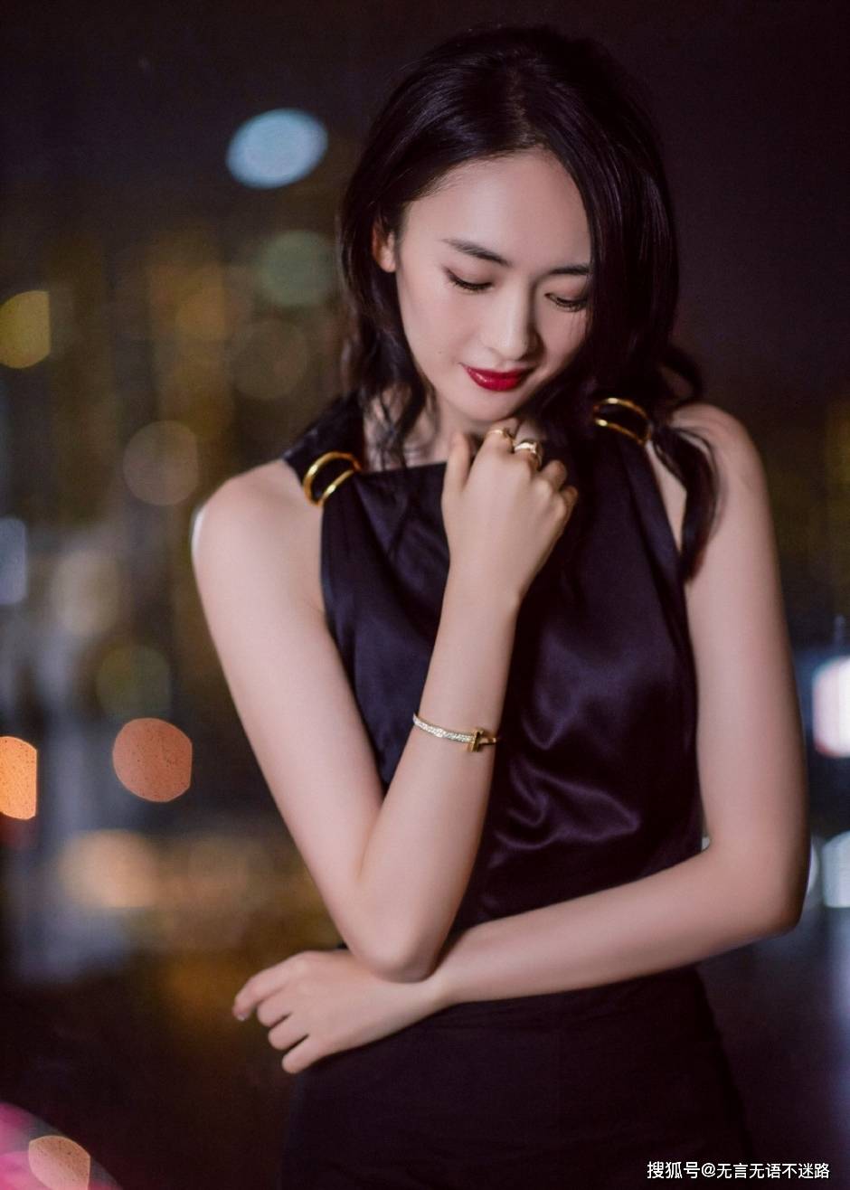 女王 童瑶，黑色长裙，优雅大气