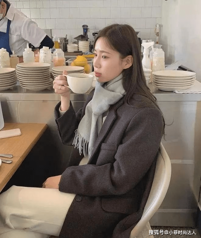 浅色 初冬穿什么才有气质感？大衣是个好选择，掌握这几点，穿出女神范