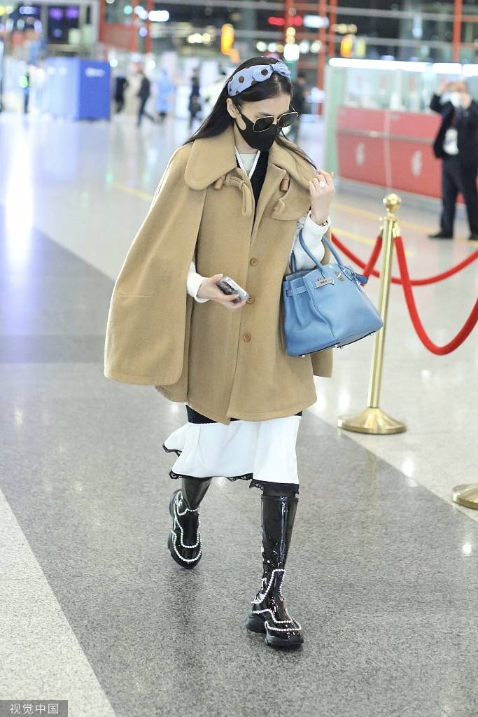 黄圣依穿咖色斗篷搭鱼尾裙 脚蹬漆皮长靴靓丽酷飒