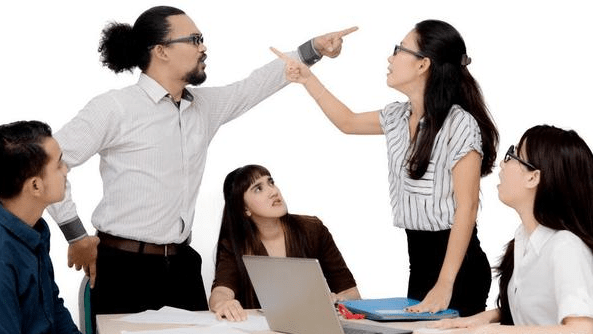 原创作为员工公司高层内斗时你站哪一边保持中立干好工作多挣钱