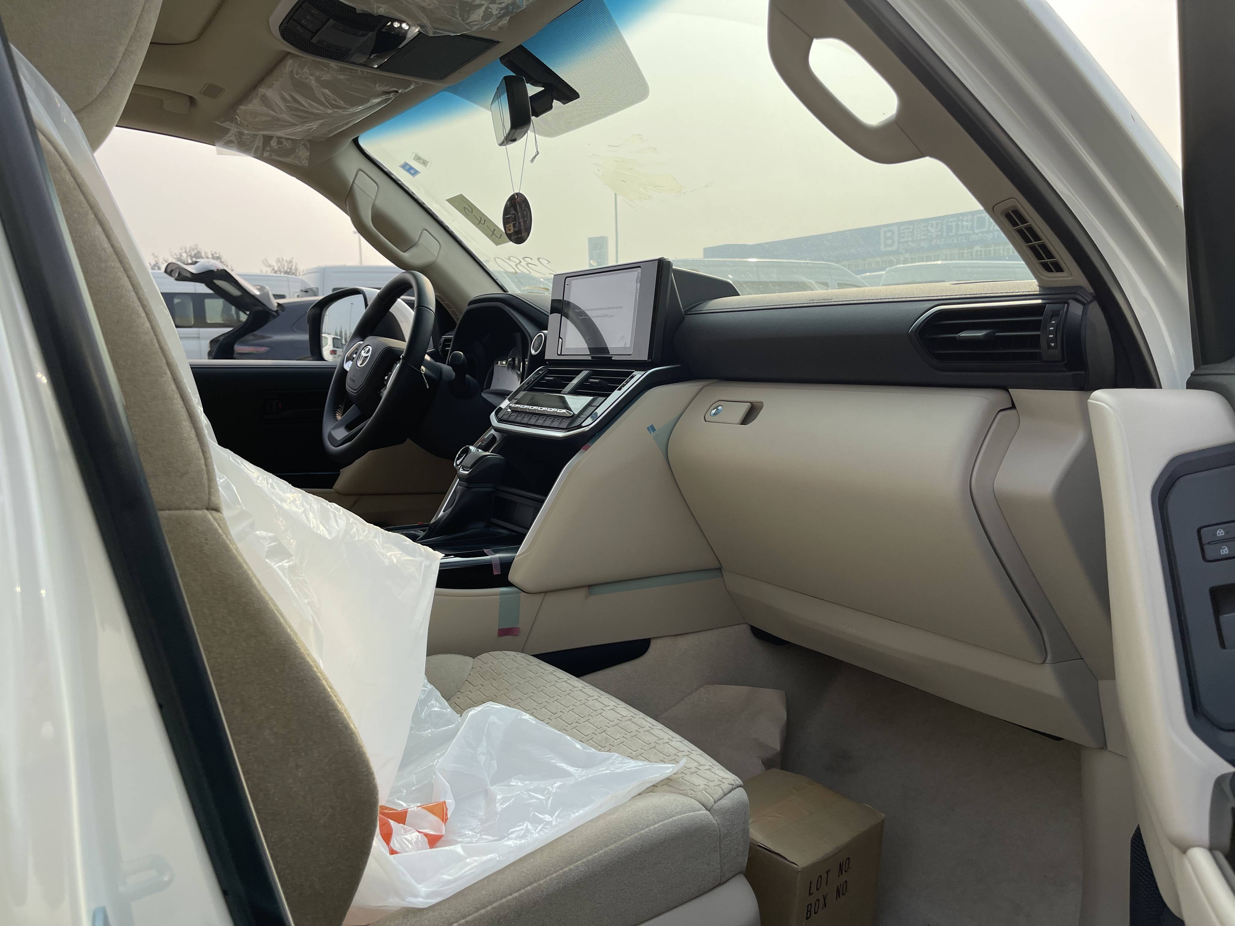 2022款丰田酷路泽lc300至于内饰部分,则可以用蜕变来形容.