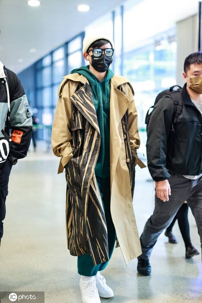 张杰穿卡其色风衣毛线帽风度翩翩 歌迷紧随人气佳