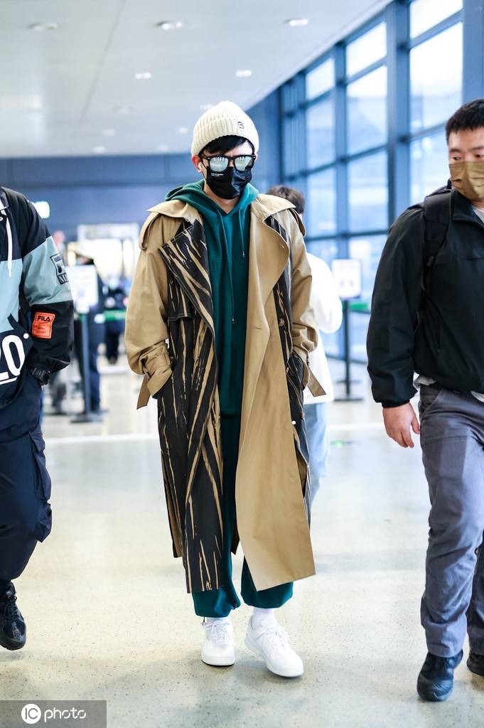 张杰穿卡其色风衣毛线帽风度翩翩 歌迷紧随人气佳