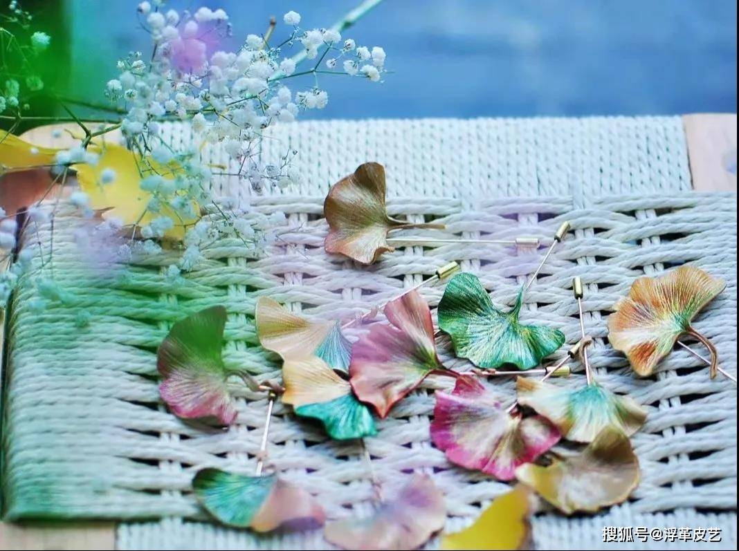 双手风雅女子学堂皮艺团建活动，姐妹们亲手制作一枚银杏叶胸针