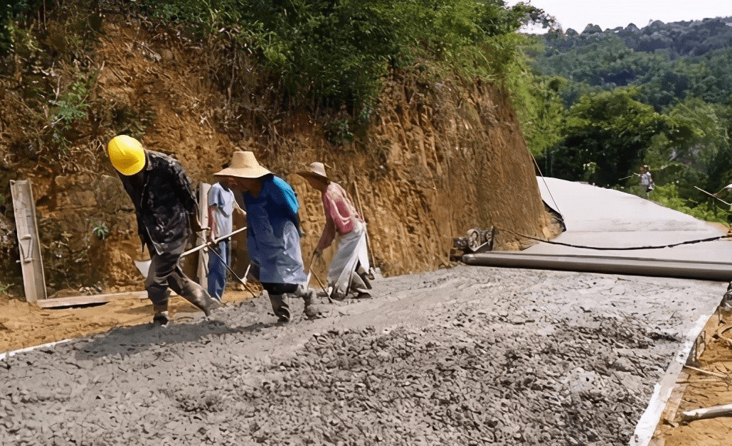 农村公路普遍都很窄,宽度总在3.5米,为何不修宽?