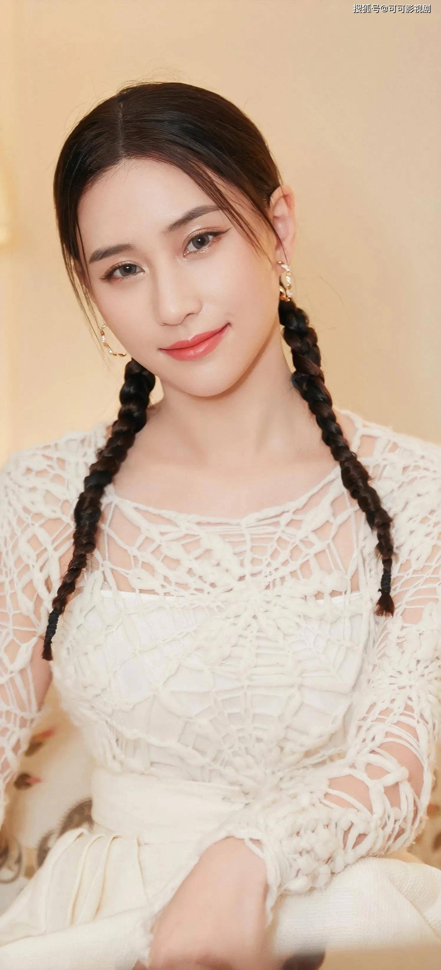 何超莲太美太性感,真是"回眸一笑百媚生,六宫粉黛无颜色"