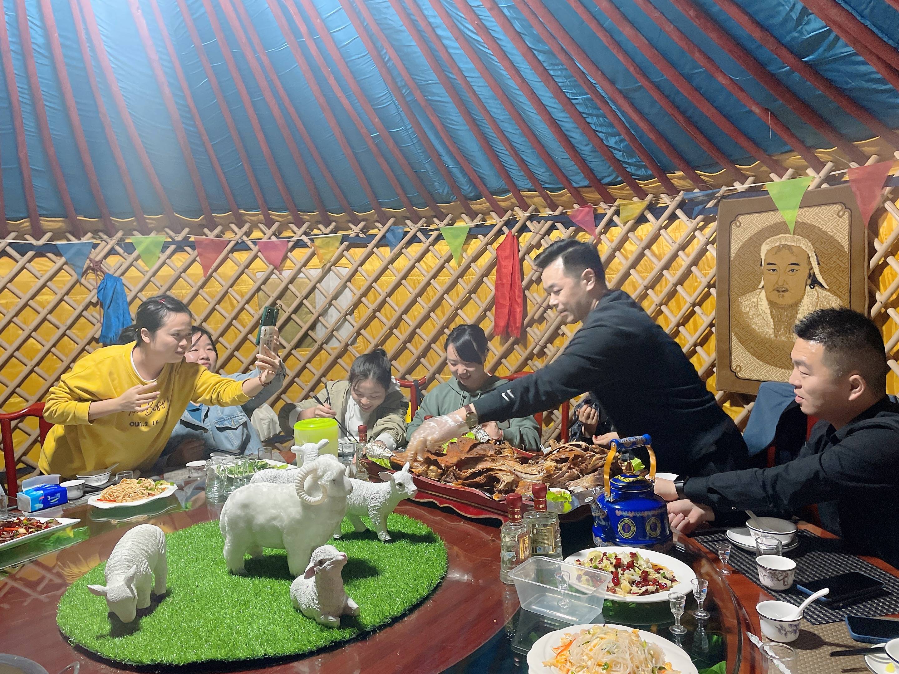 天苍苍夜茫茫坐在蒙古包里吃烤羊