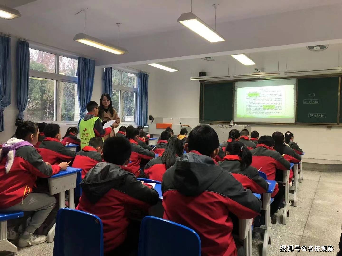 崇州市锦江小学群文阅读展风采听课研讨促成长