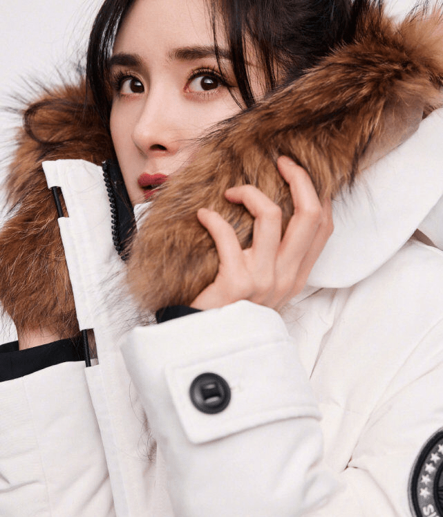 颜色 配上红黑格纹迷你褶皱短裙,绝佳的颜色组合巩固团体制型的质感