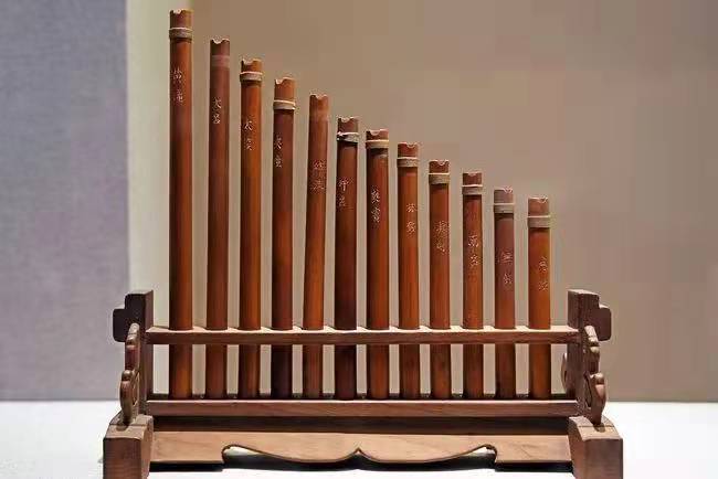 律管与骨笛的演奏不同,律管的声音并非来自于人类的吹奏,而是来自于地