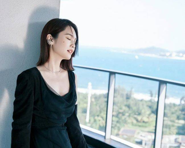 杨丞琳身穿一袭露肩黑裙,俏脸清丽,眉清目秀,烈焰红唇,大秀自己的事业
