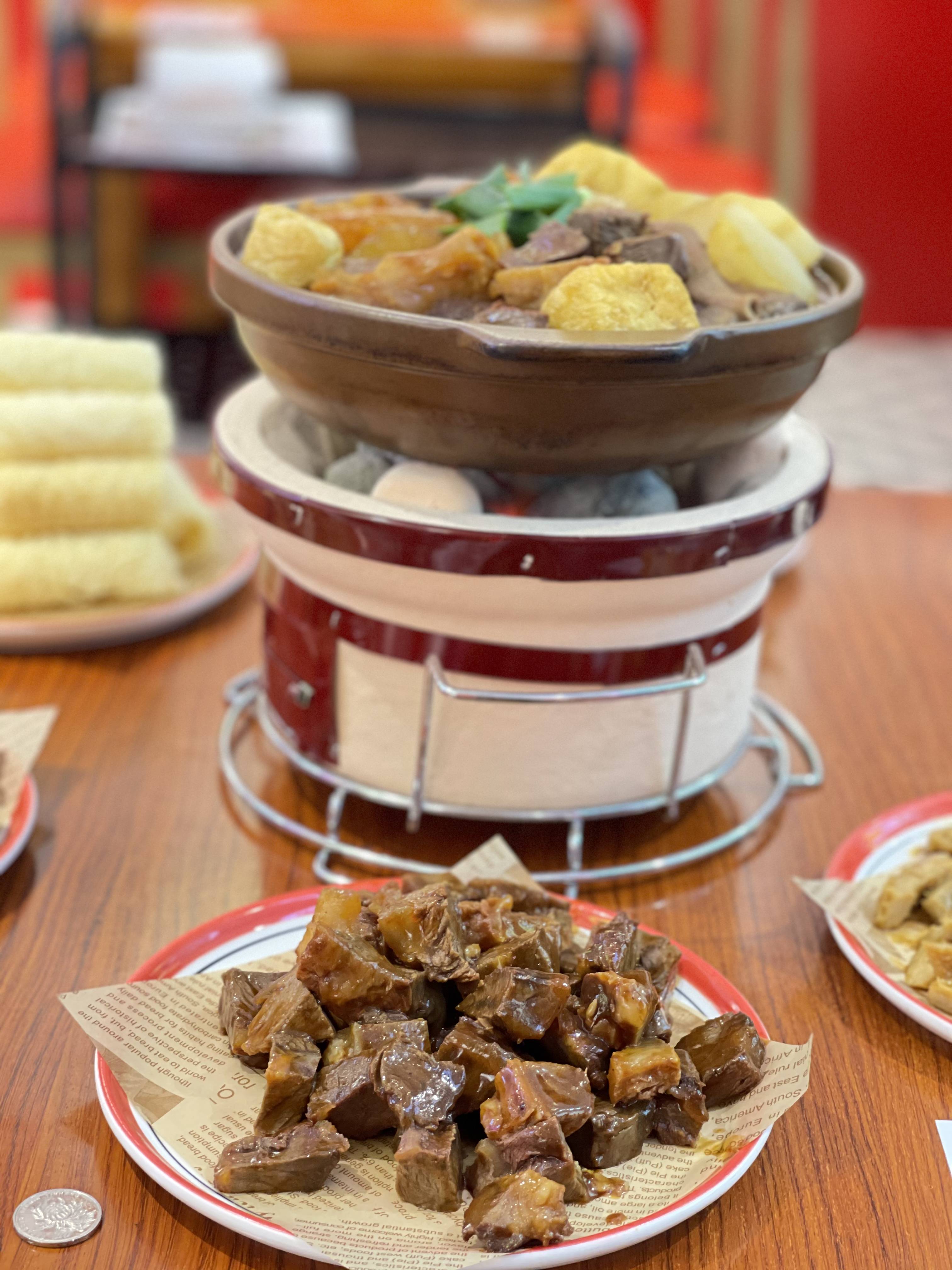 围坐在炭炉旁边,暖到冒汗就是吃牛杂煲的真谛_美味_油条_怀旧