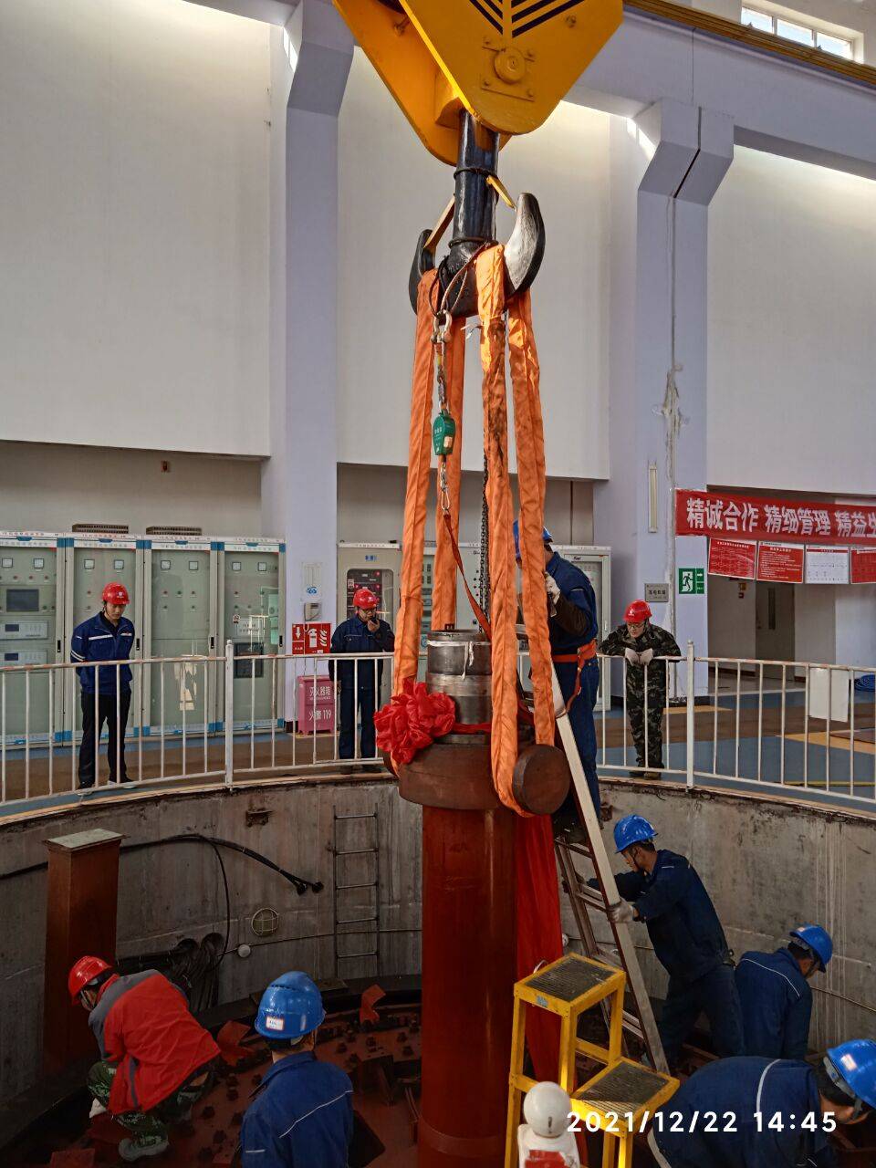 1号水轮发电机组转子吊装成功