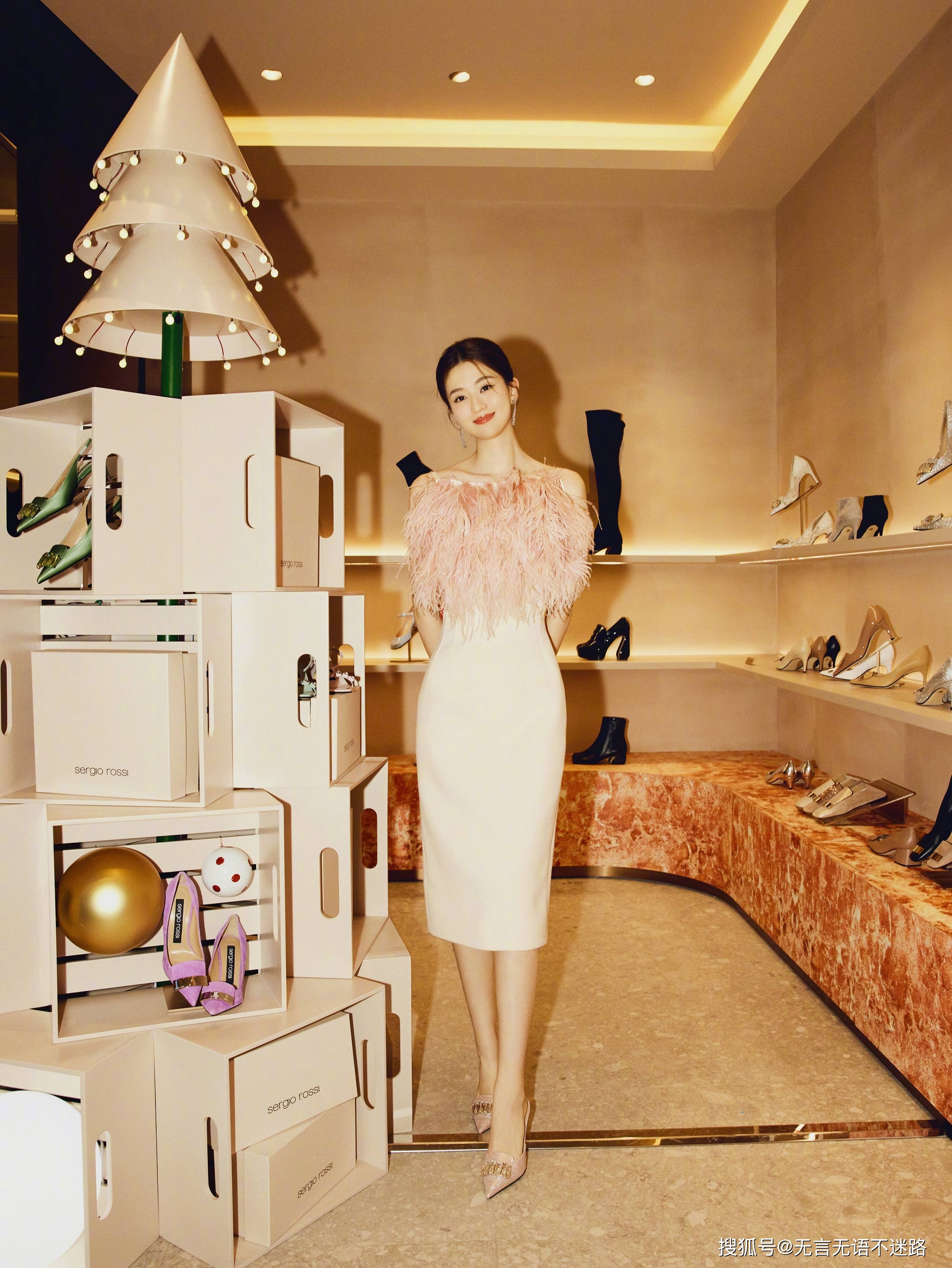 乔欣圣诞树影摇晃奔向冬日绮丽花园