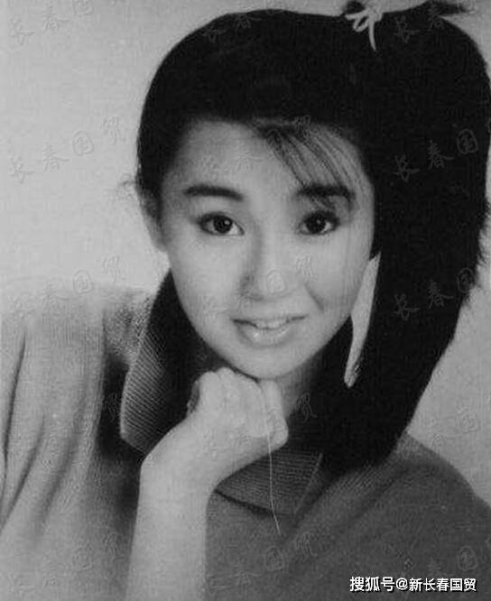 张曼玉黑白旧照曝光五官精致灵动美艳那时的她正值颜值巅峰