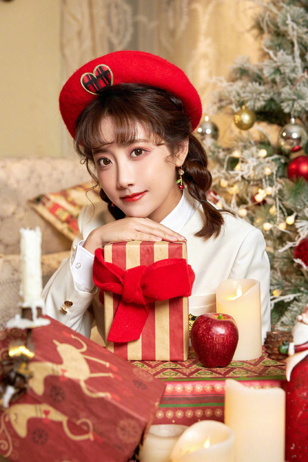 搜狐娱乐讯 2021年12月24日,李艺彤的一组圣诞写真释出.
