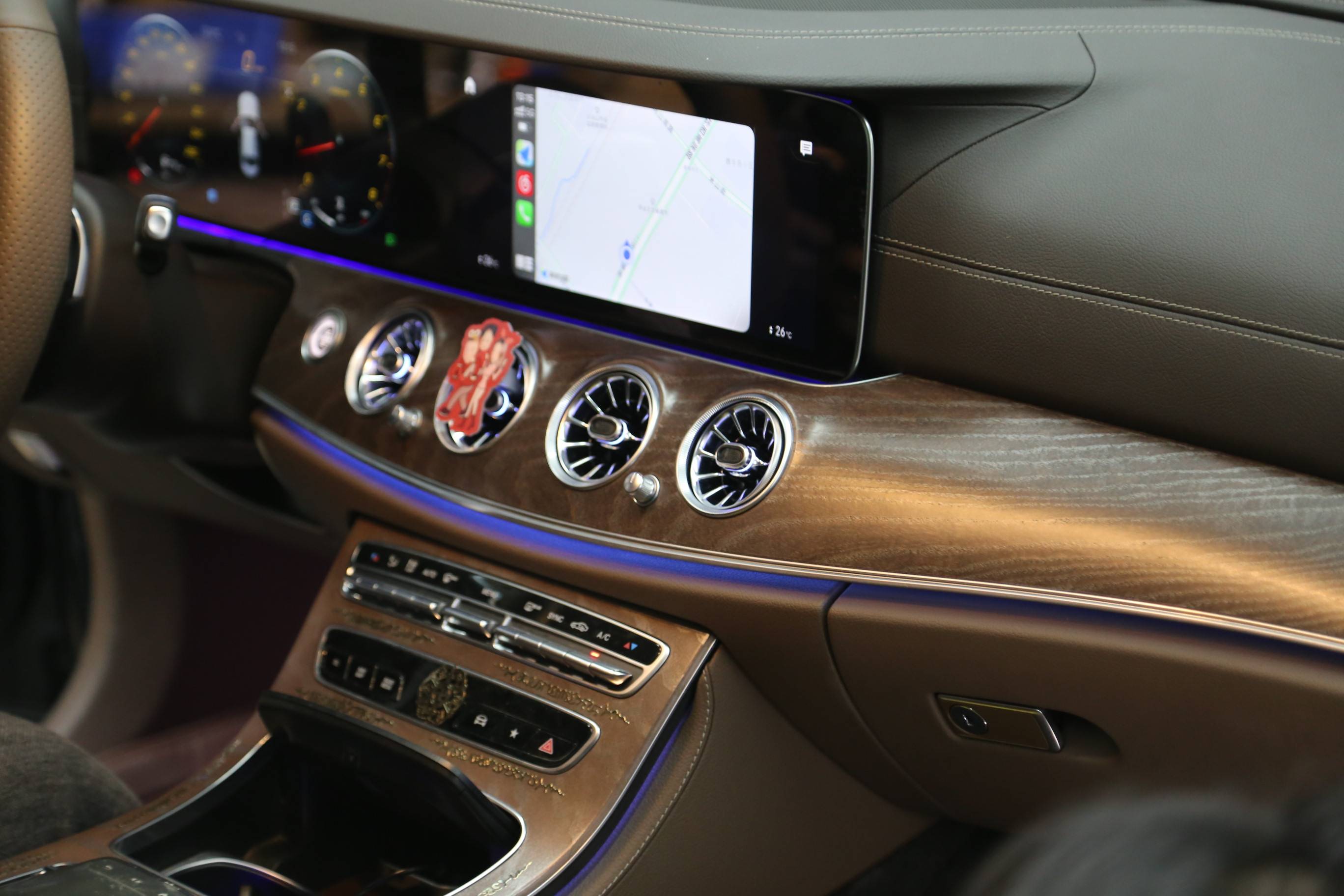 奔驰e济南欧瑟升级旋转高音发光涡轮出风口发光盖板香氛负离子