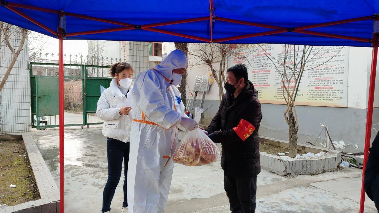 一份油饼一份情西安高新区热心群众给防疫人员送温暖