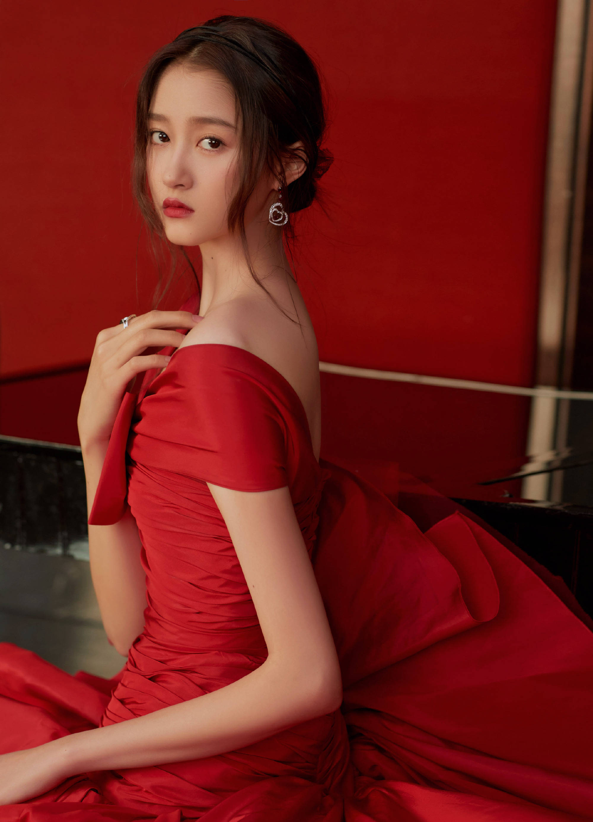 关晓彤红玫瑰新年氛围大片长腿吸睛美艳又热烈