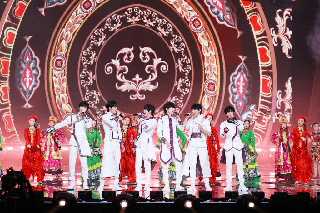 东方卫视跨年晚会质量惊艳礼赞平凡英雄五大情感点昂扬振奋