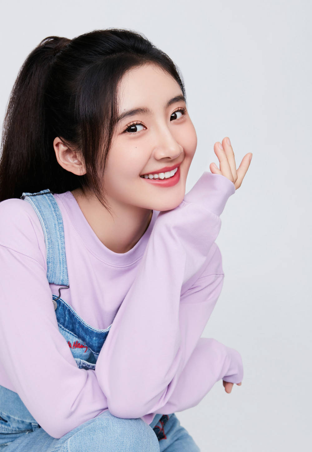 卓依娜姆新剧饰演热血冰壶少女活力写真灵气满满