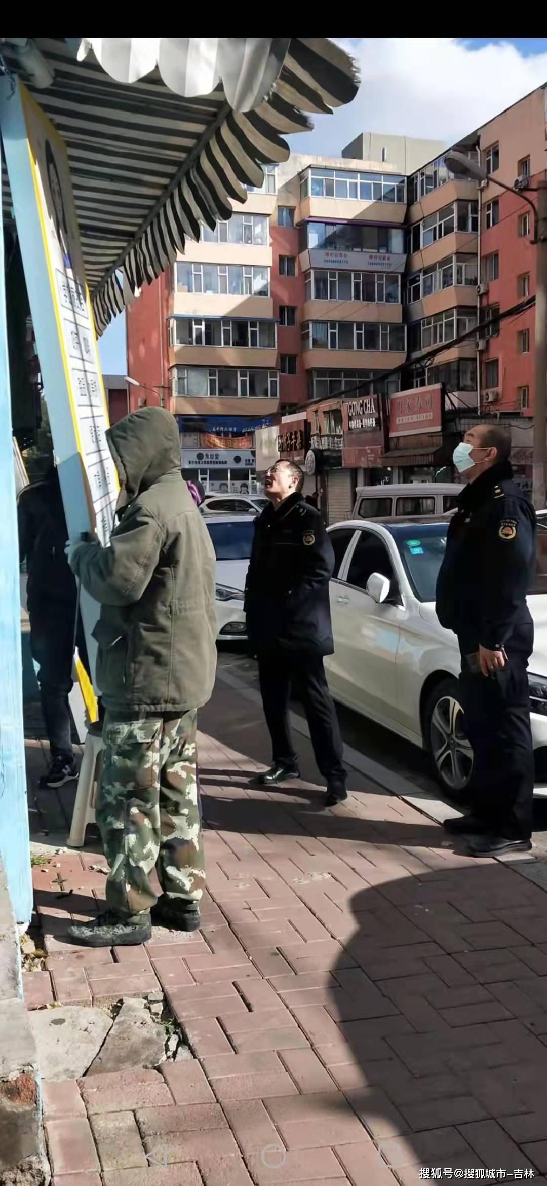 长春市朝阳区桂林街道城管执法中队开展校园周边冬季市容专项整治