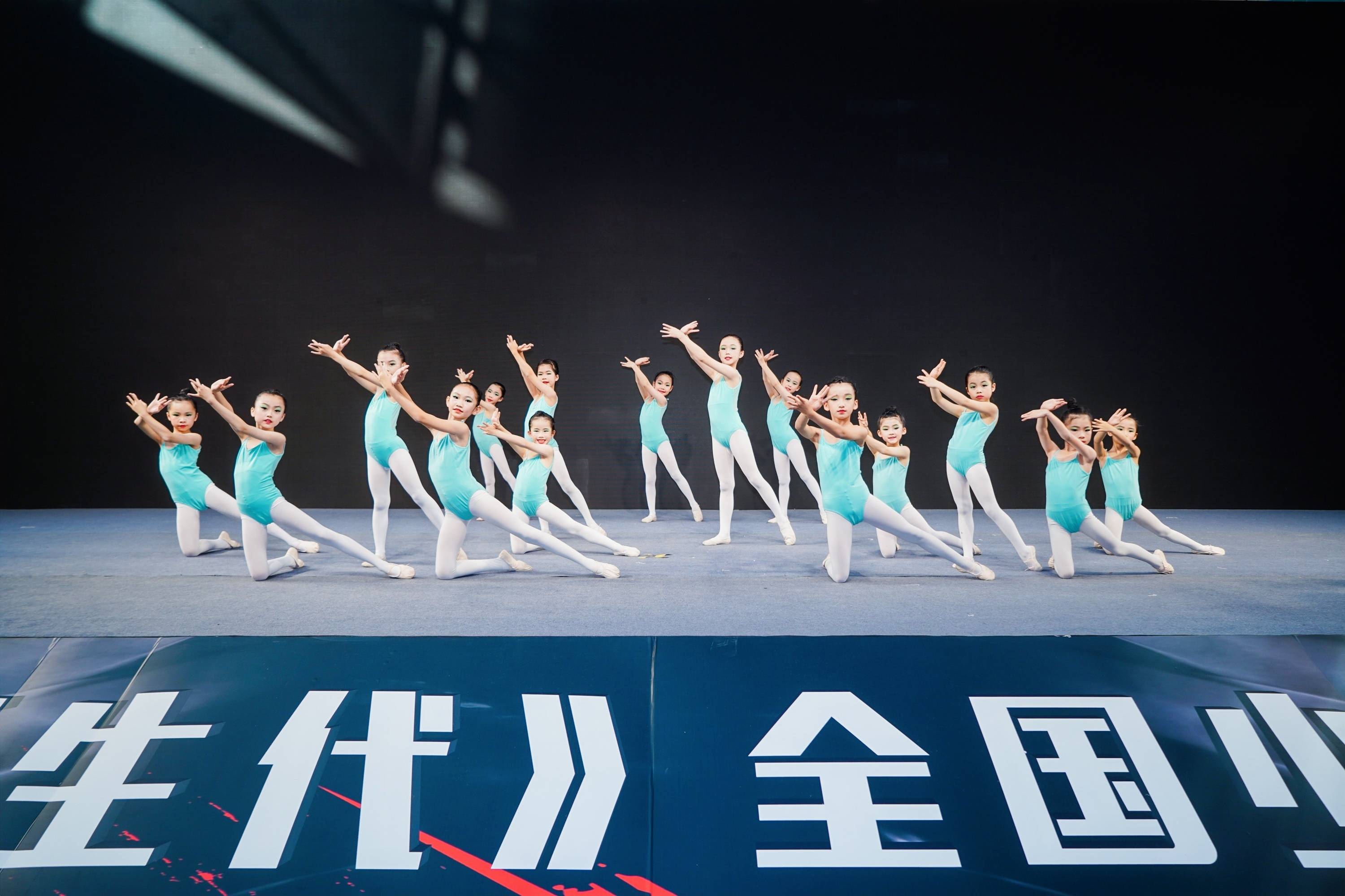 专访| 舞林新生代广州人气之星 小荷尖尖组合:不怕苦,不怕累,越跳越