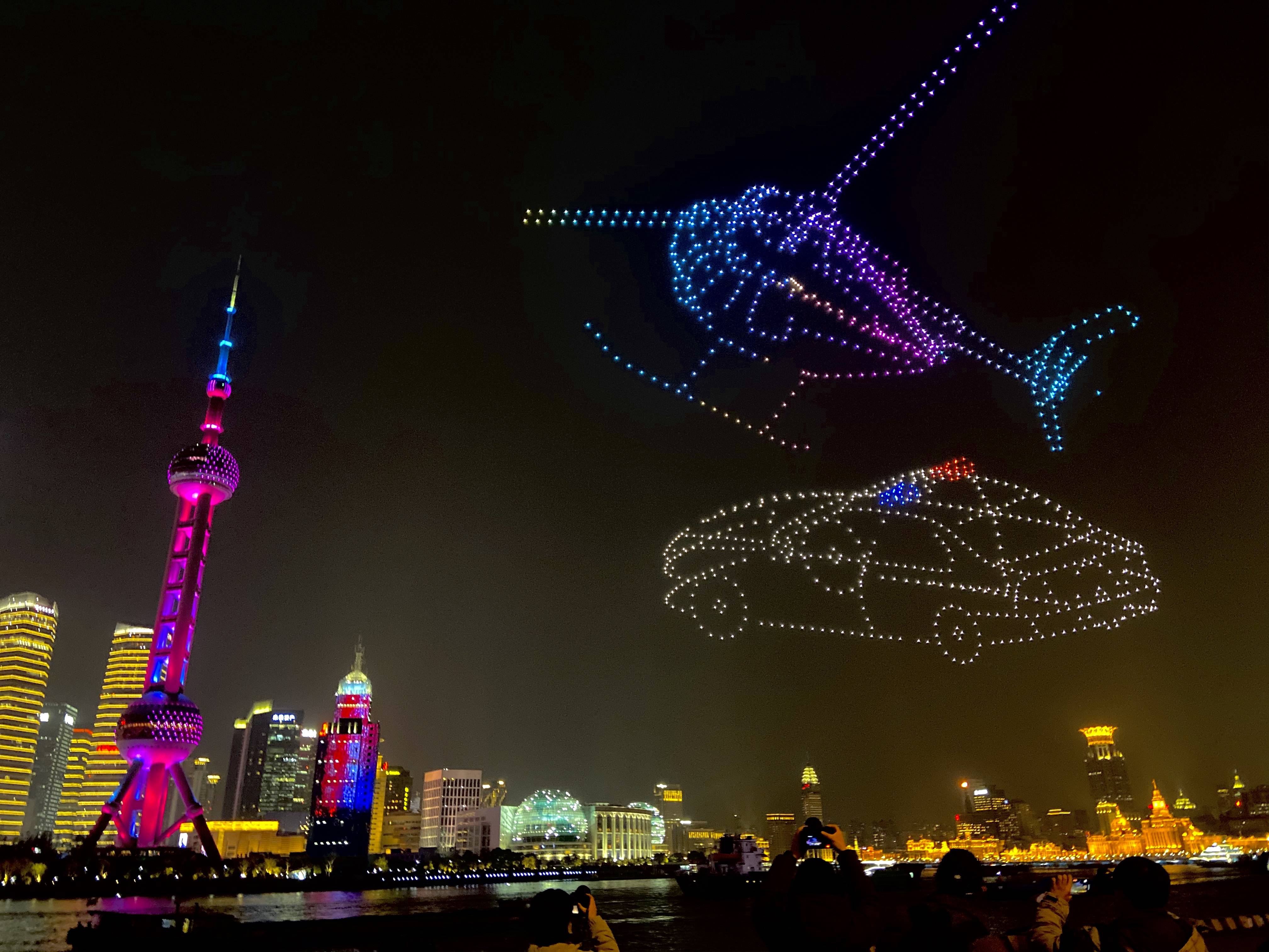 活动中,500架无人机组成飞行编队,在水城门上空变幻展示了绿色青浦