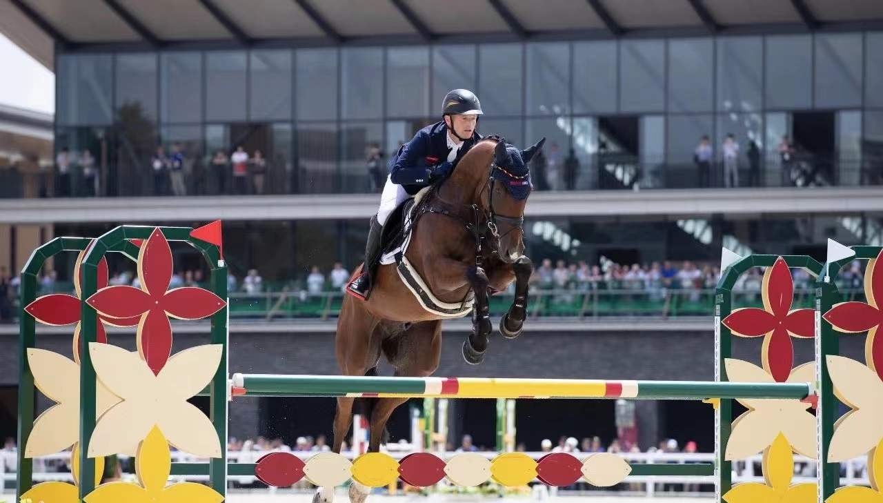 三项赛奥运冠军迈克尔荣格登顶二星级145米争时赛含附加赛