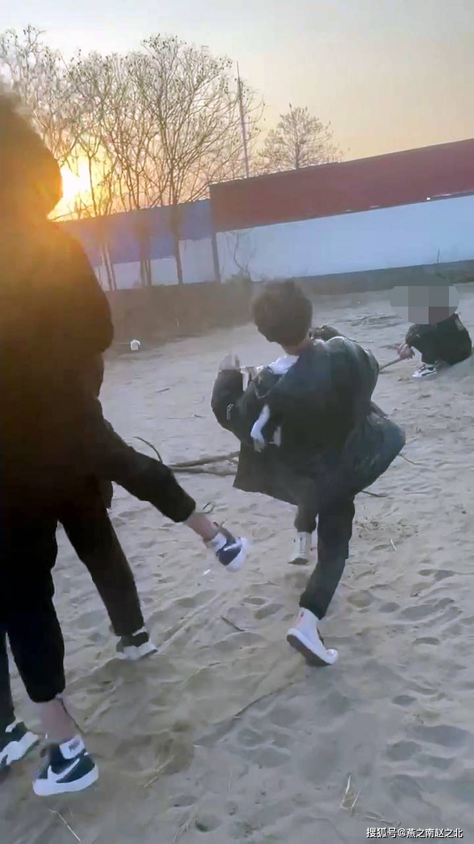 原创定州一地发生未成年人欺凌事件男孩被逼下跪警方介入调查