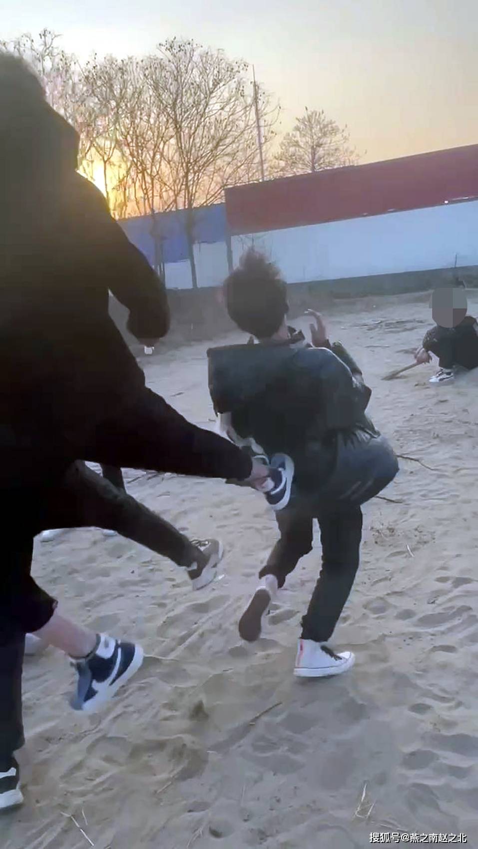 原创定州一地发生未成年人欺凌事件男孩被逼下跪警方介入调查