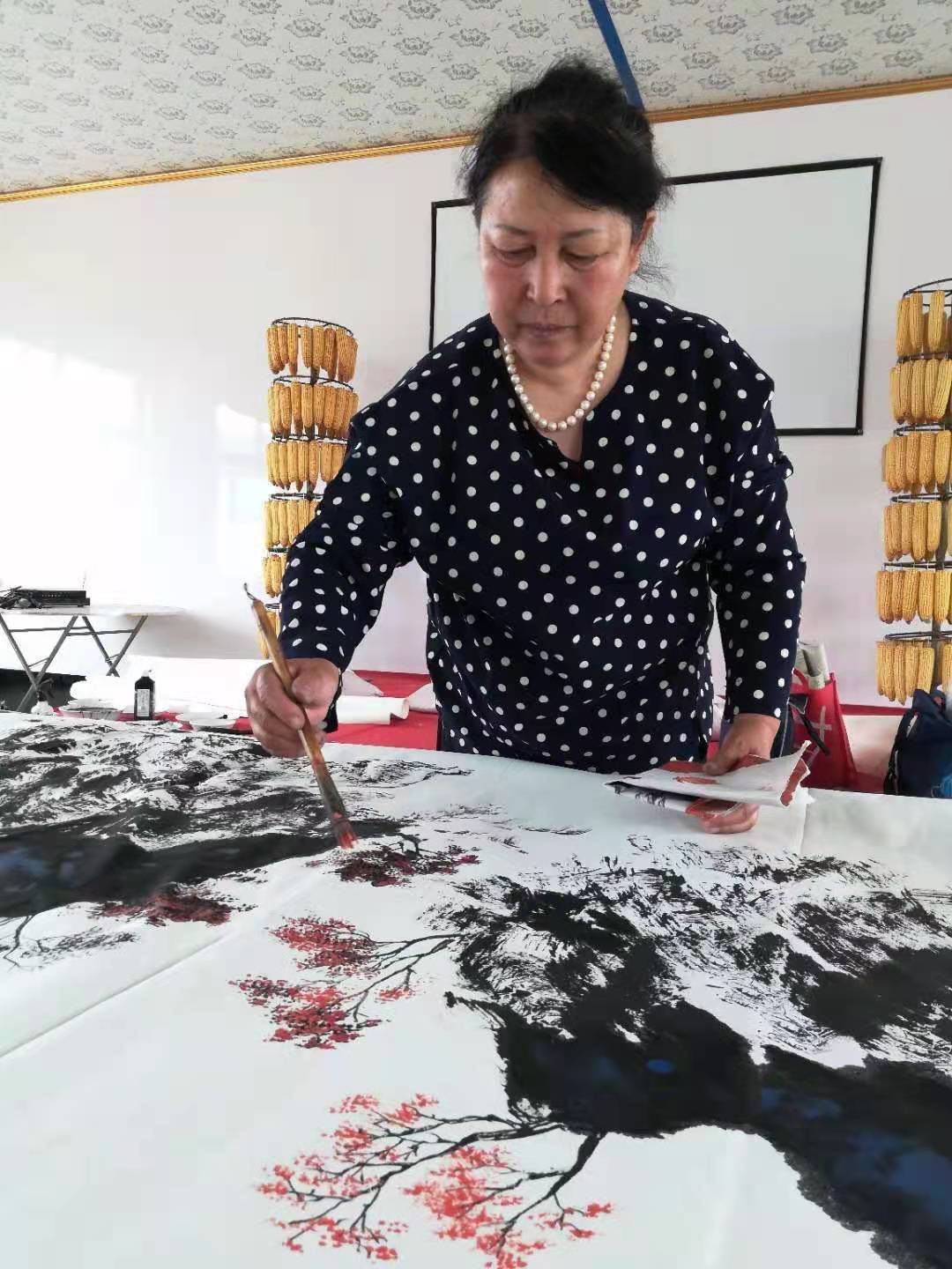 谭丽画家谭丽,斋号:益墨堂,大学毕业,擅长国画,工笔,写意山水.