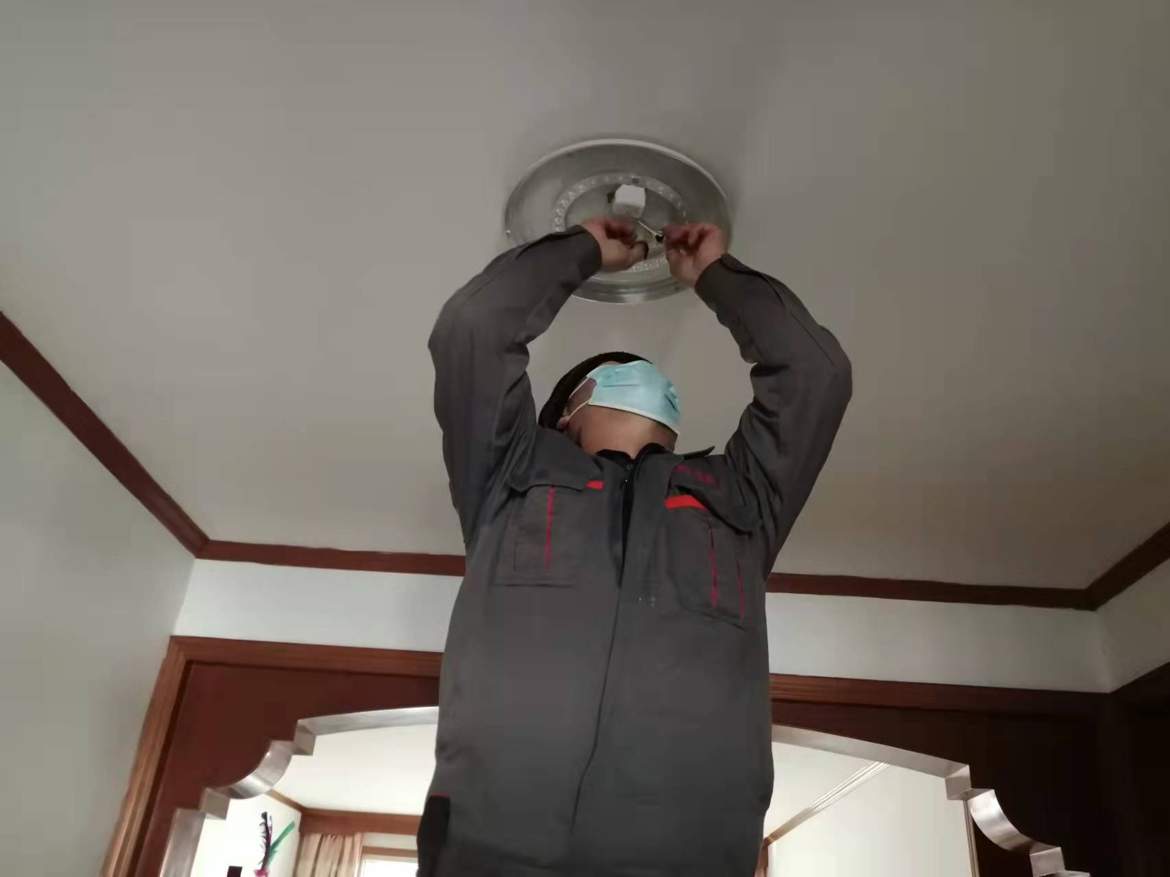 德州红色物业绿景家园物业师傅免费为业主更换灯具