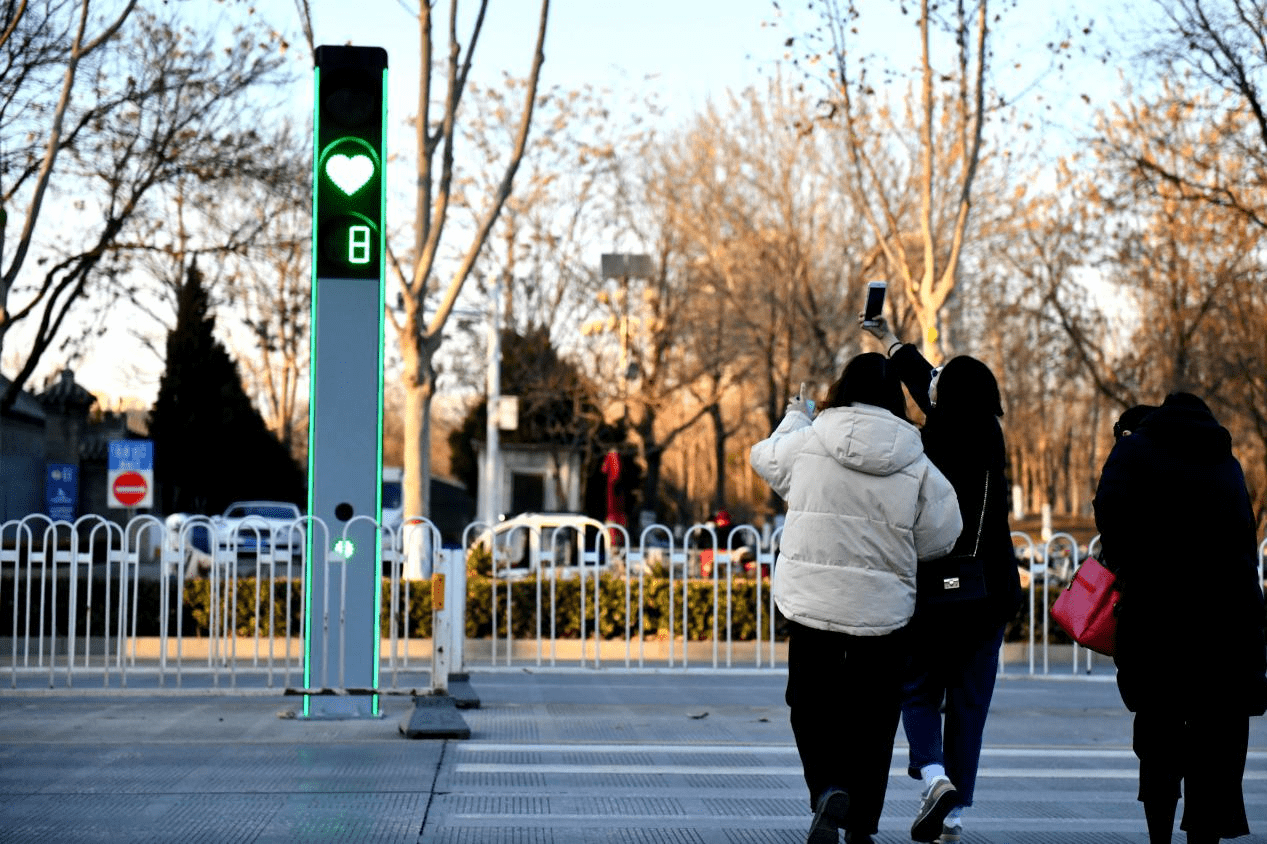 爱心红绿灯表白保定市民每次等待都是爱你的形状