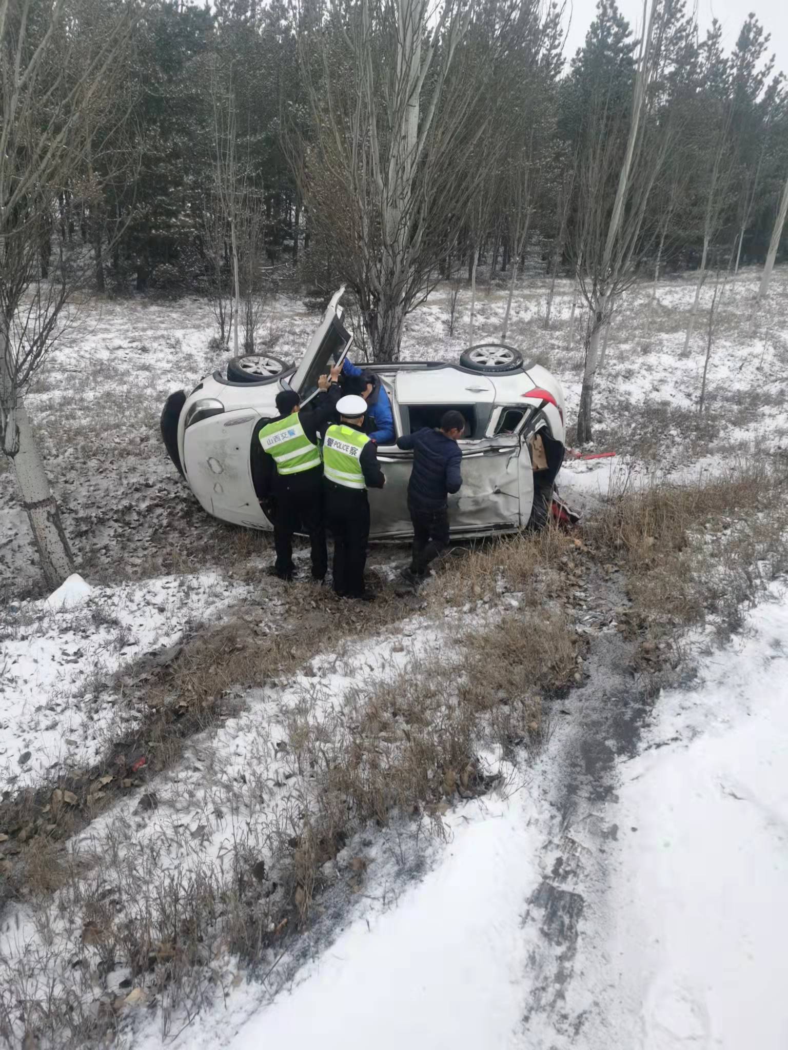 雪天路滑車翻溝懷仁交警來相助