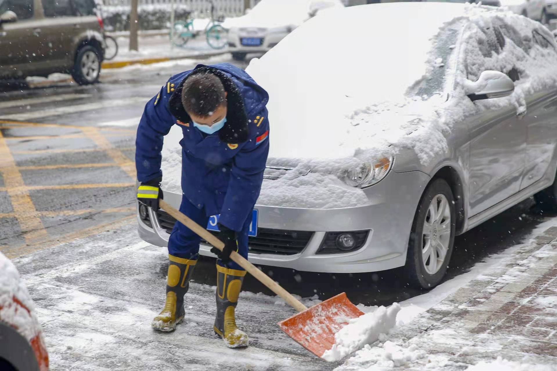 扫雪铲冰展身手暖心为民显担当