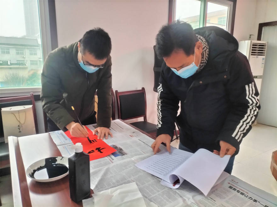 兴平书法家为新闻工作者义写春联 宣传 一线 超越 兴平书法家为新闻工作者义写春联 宣传 一线 超越