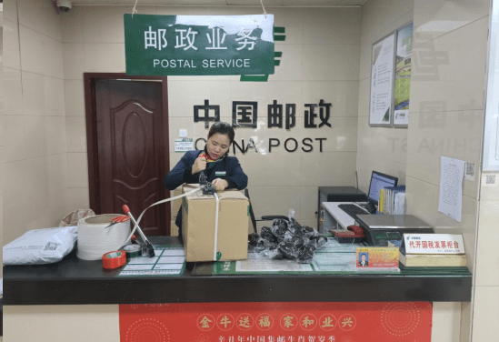 新邵县邮政分公司加班加点让在外过年的亲人品尝家乡的年味