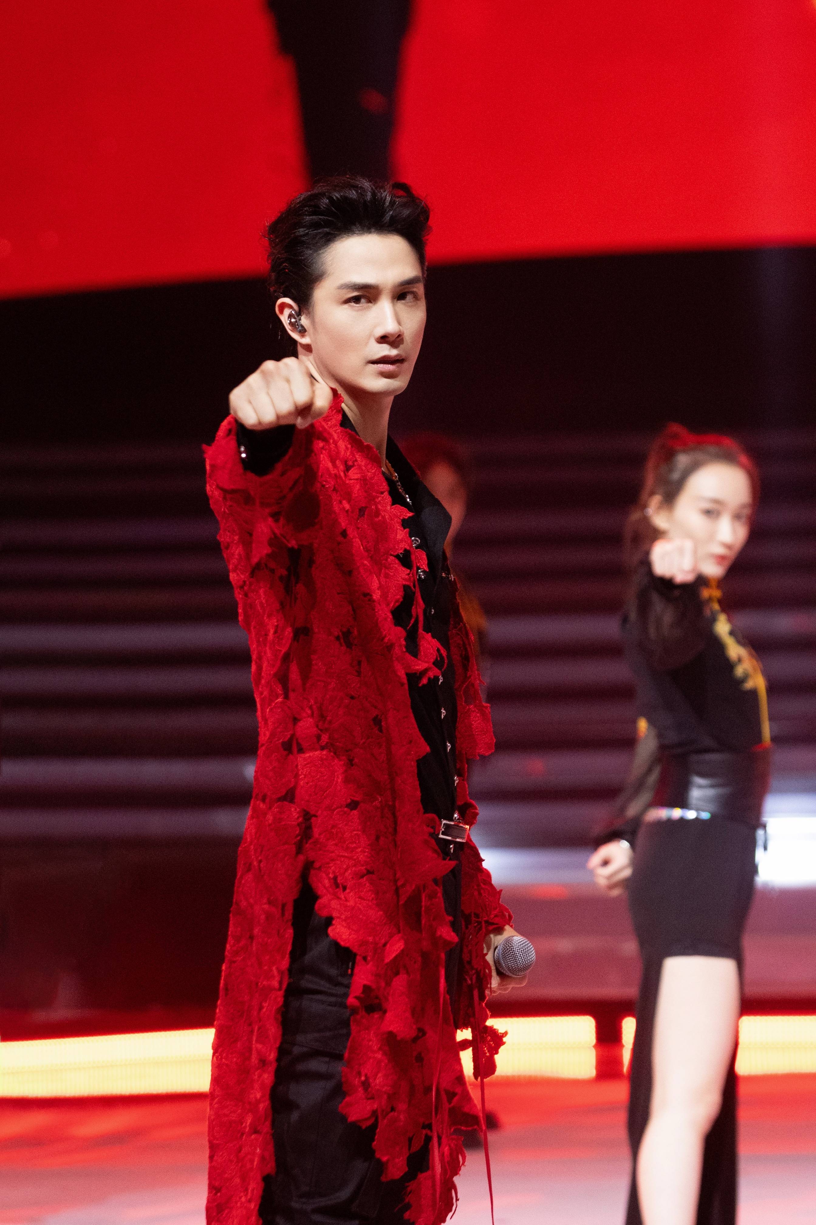 李承铉金晨酷飒登场热血唱响《华夏》,何炅郭晓东张杰温暖演绎令人