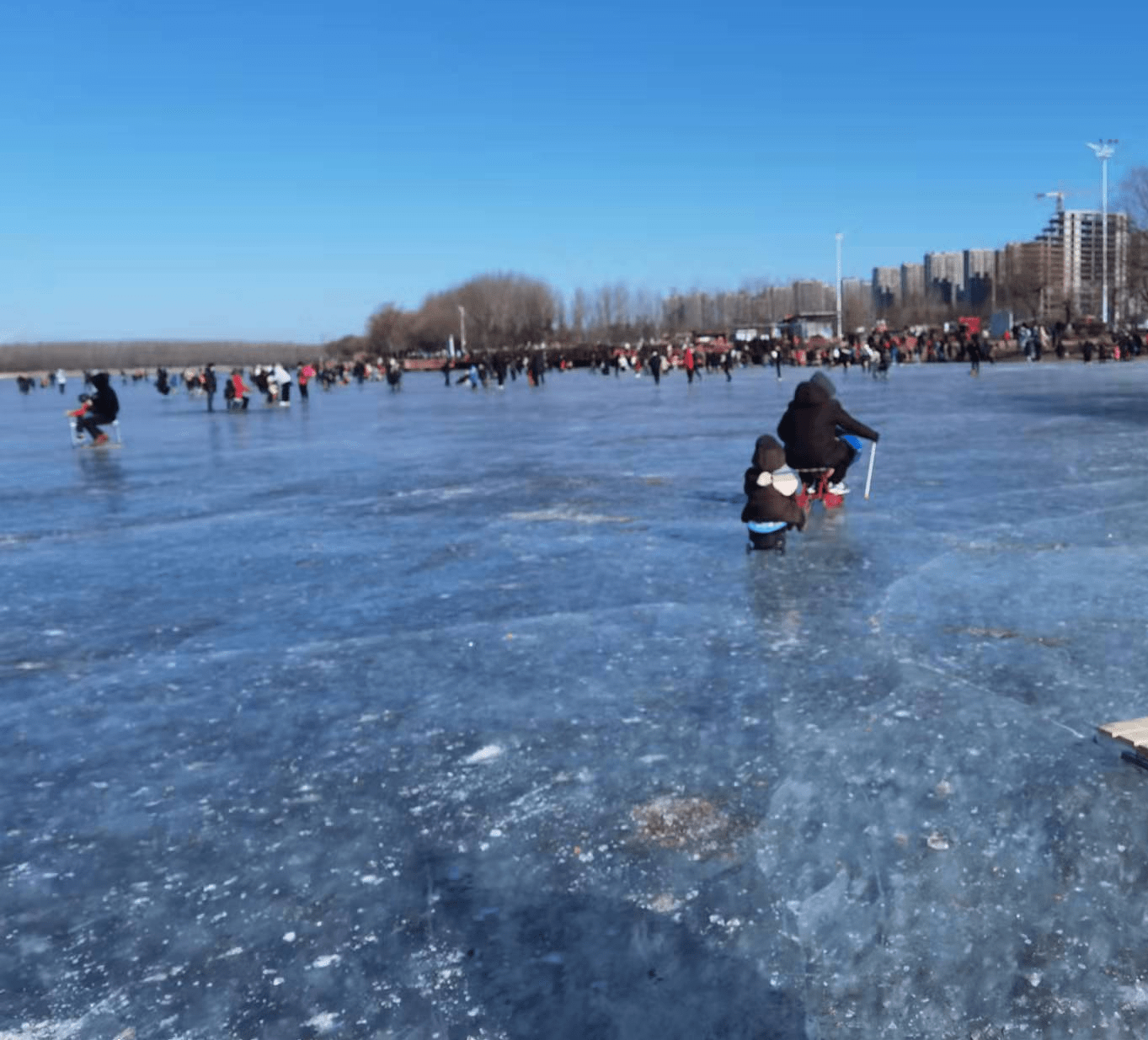 丁香湖滑冰图片