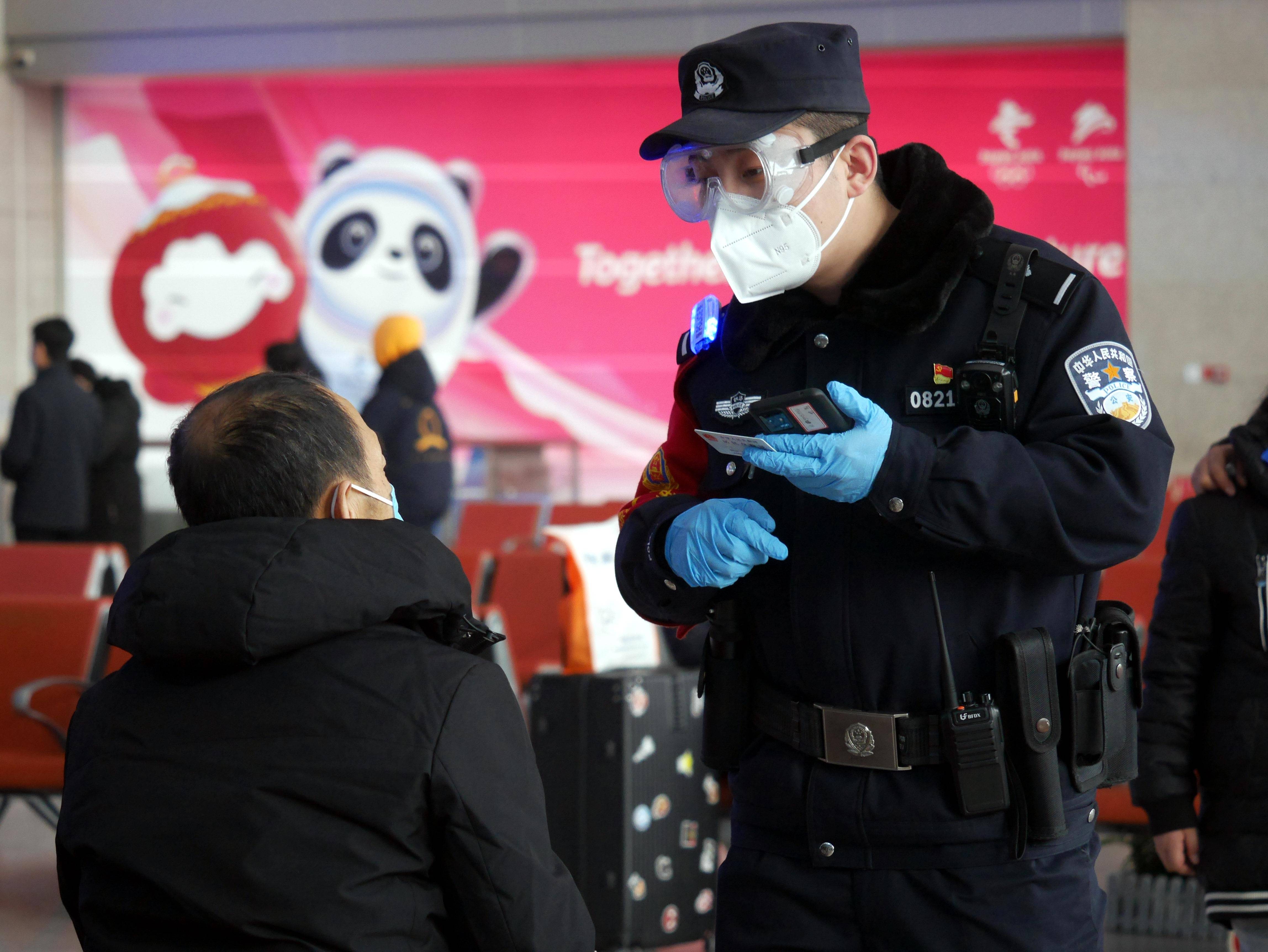 正在检票,来自上海铁路公安处上海南站派出所的值勤大队教导员张永辉