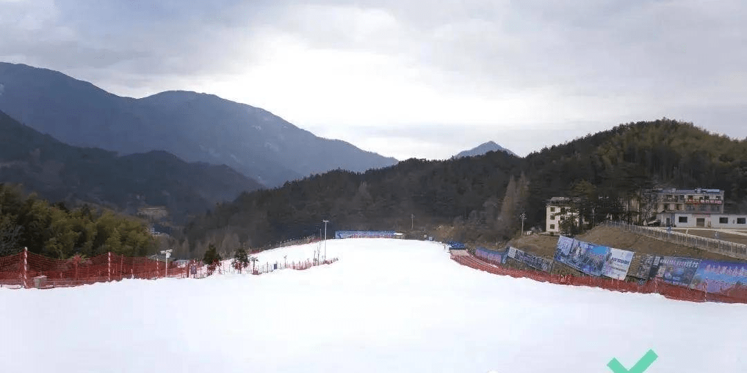 湖北·英山南武當滑雪場造雪面積35000平方米,海拔高度1729.