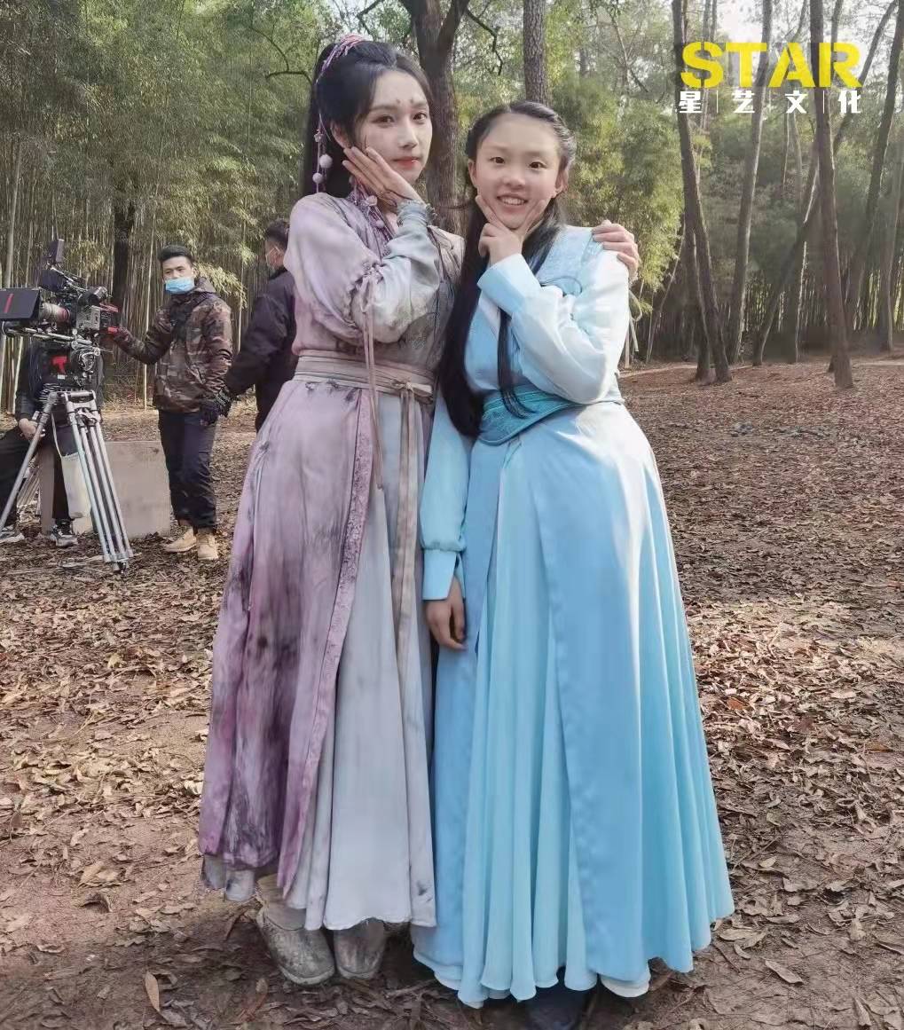 小演员谭雅菲就犹如小溪里那跳跃的水珠在阳光下闪烁成长就像一条小溪