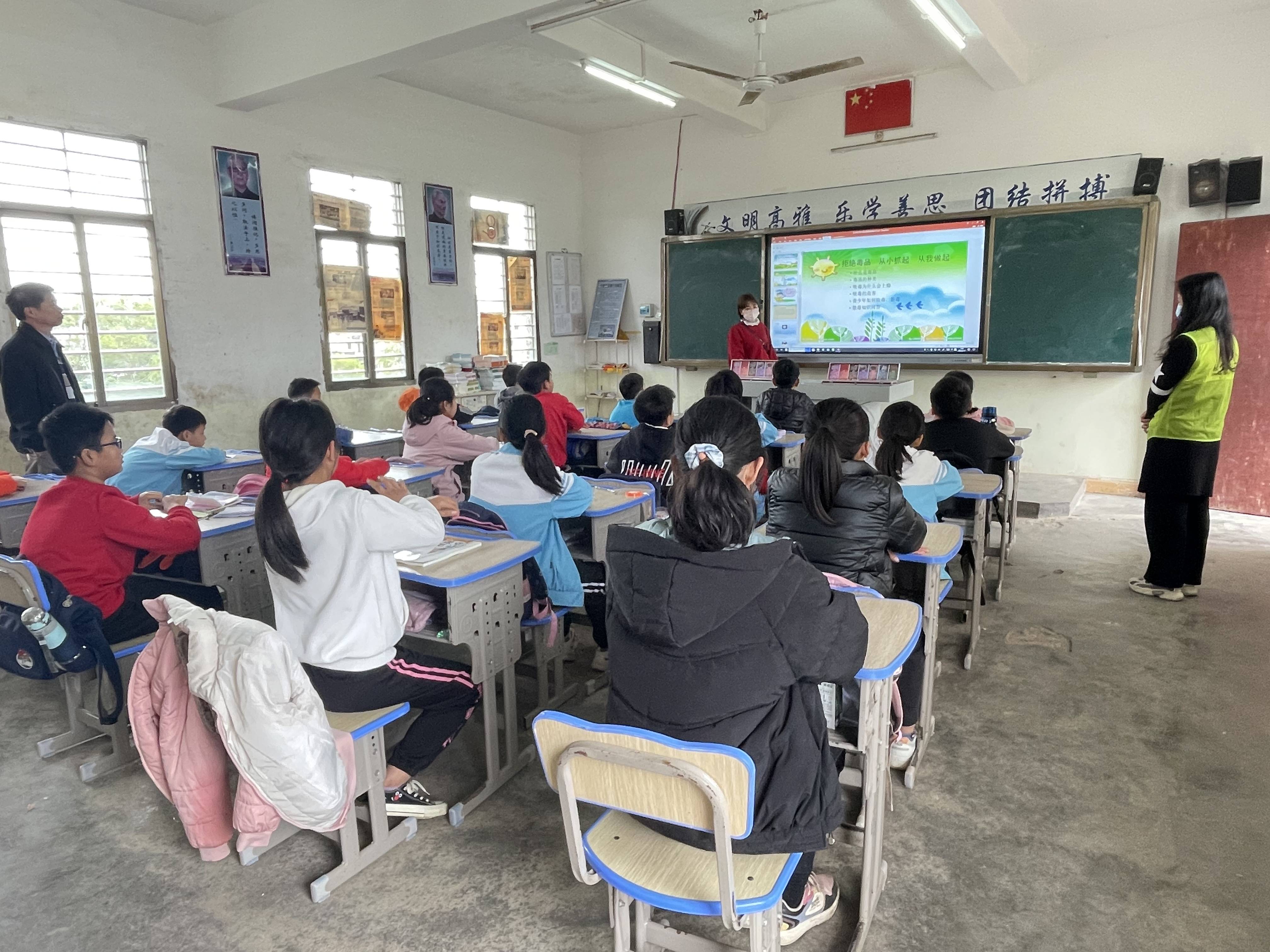 罗坑镇开展春季开学第一堂课禁毒宣传活动