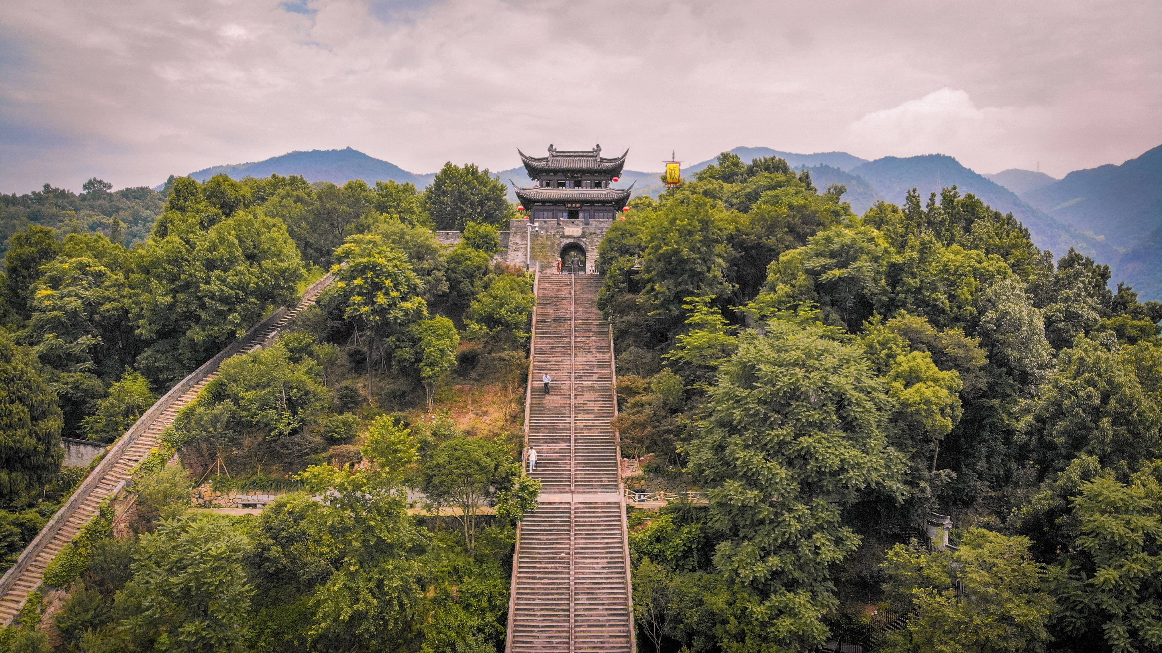 台州至今保留着很多历史古遗迹,像是台州府城,台州府成比白天更加的