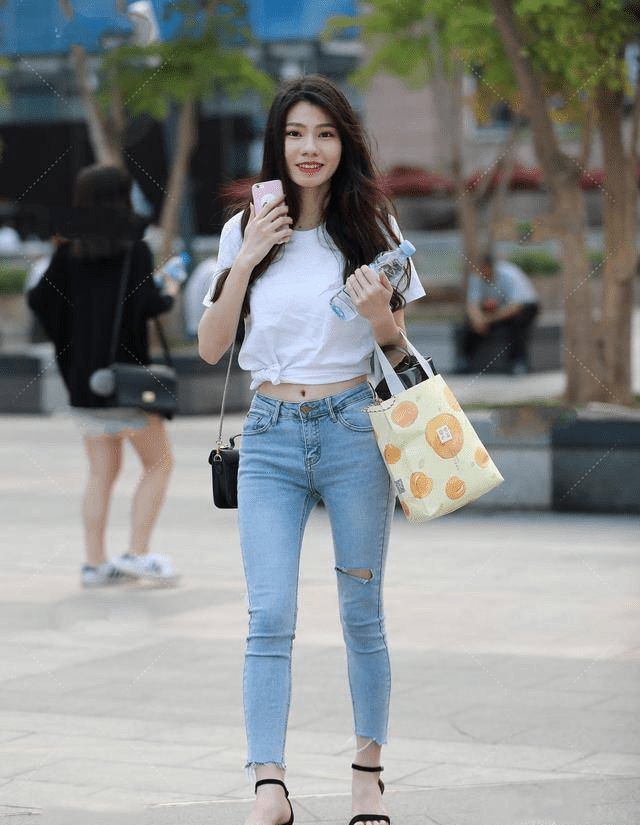 白色短袖t恤搭配浅色牛仔裤性感时尚看起来干净大方