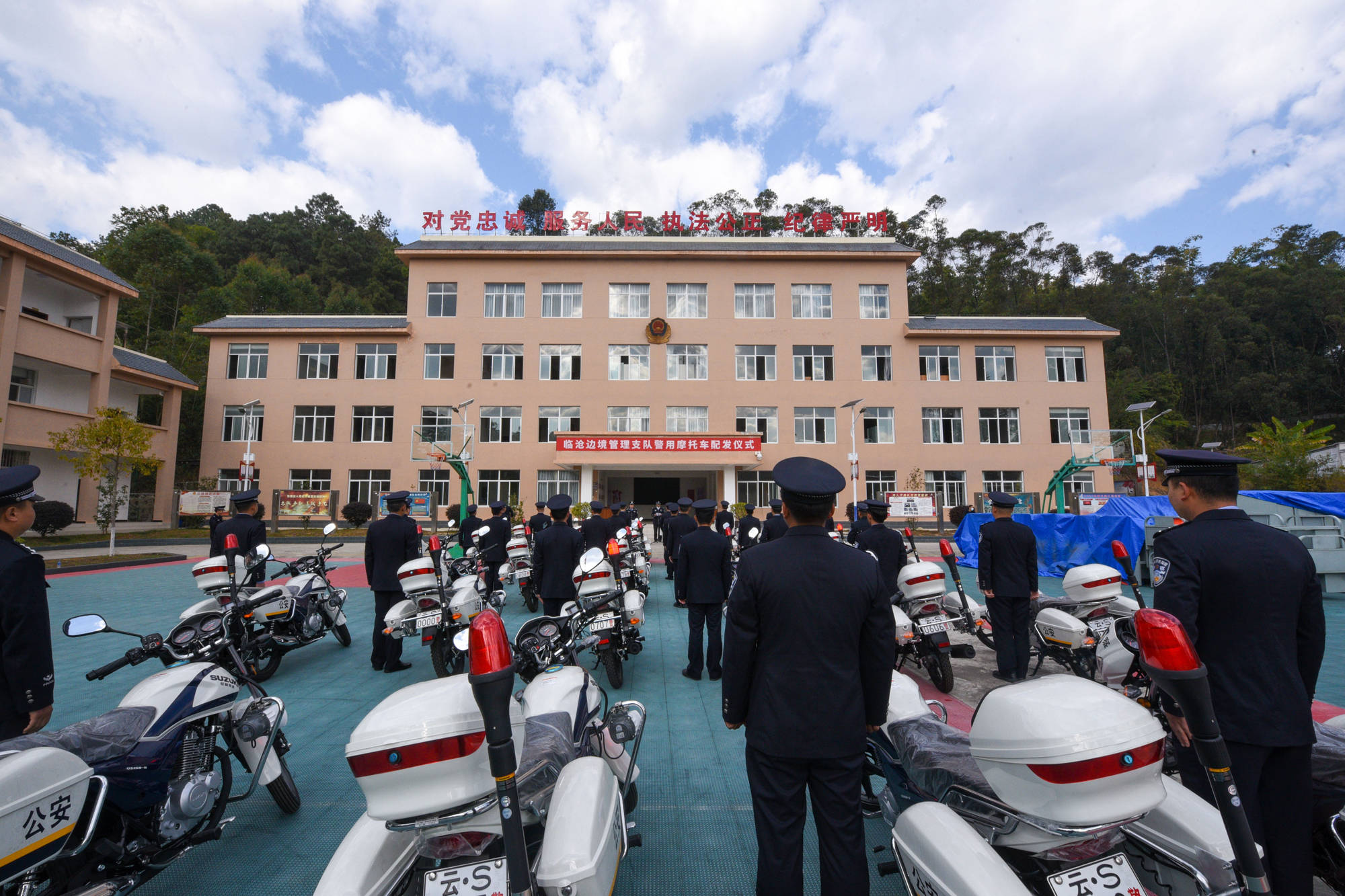 整装待发云南临沧边境管理支队举行警用摩托车配发仪式