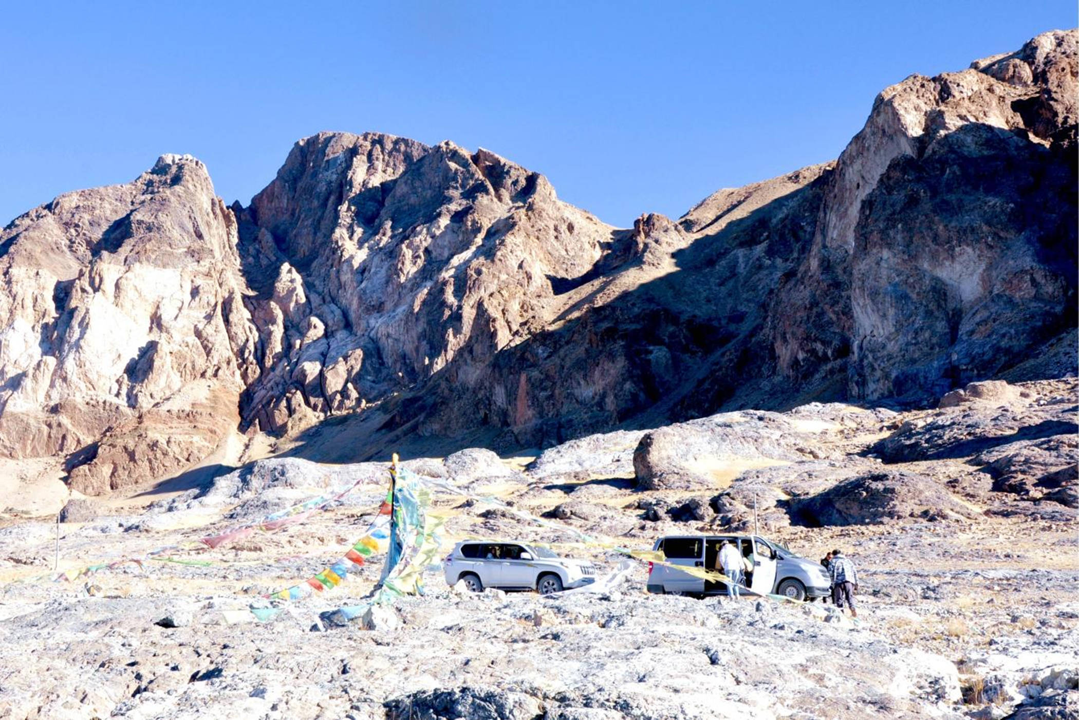 原创藏北羌塘无人区镶嵌在玉石山里的蓝宝石扎日南木措