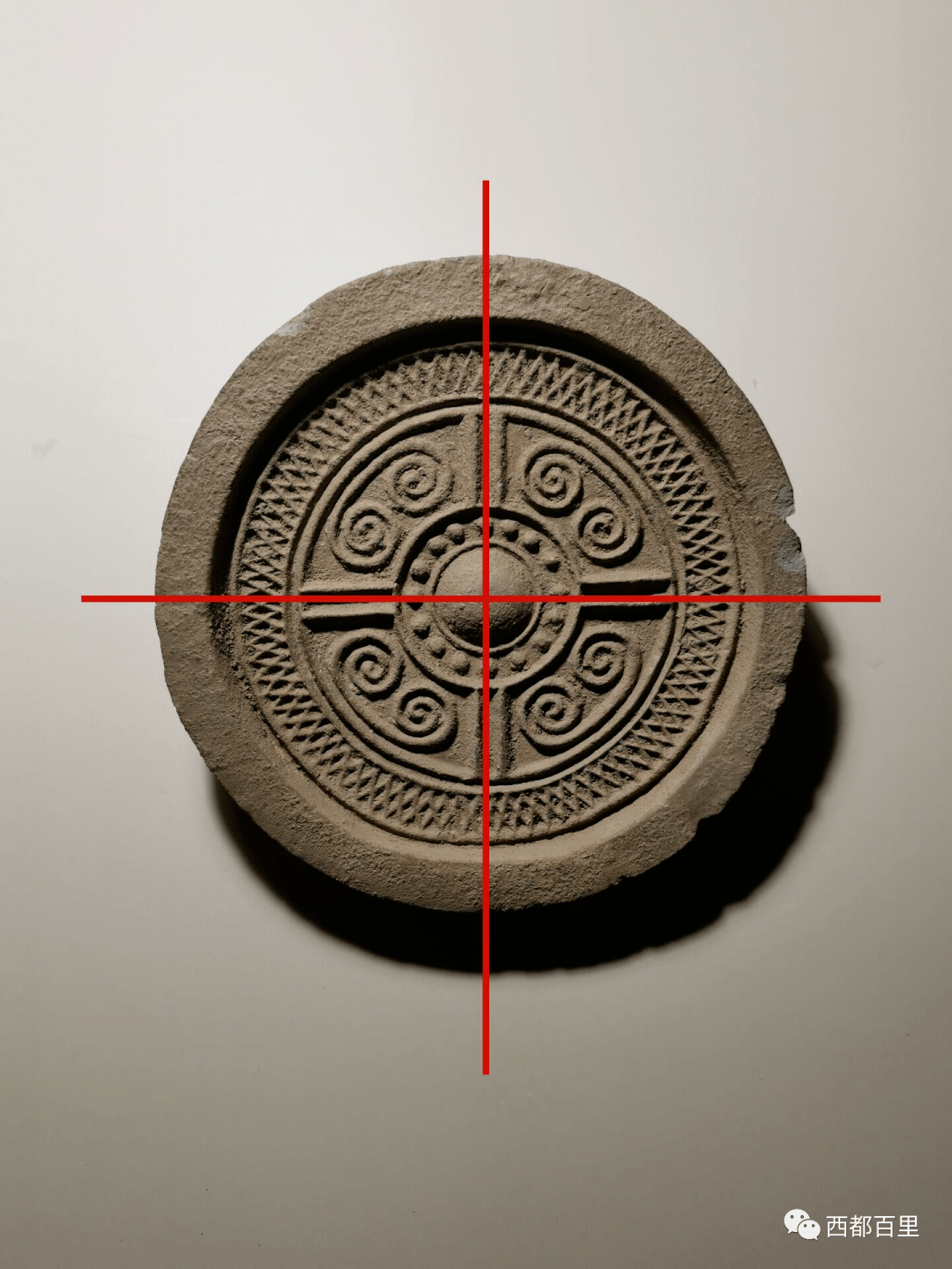 秦代葵纹瓦当,并无格界以八个葵瓣连接链状绳纹绳纹内又分布四个葵瓣